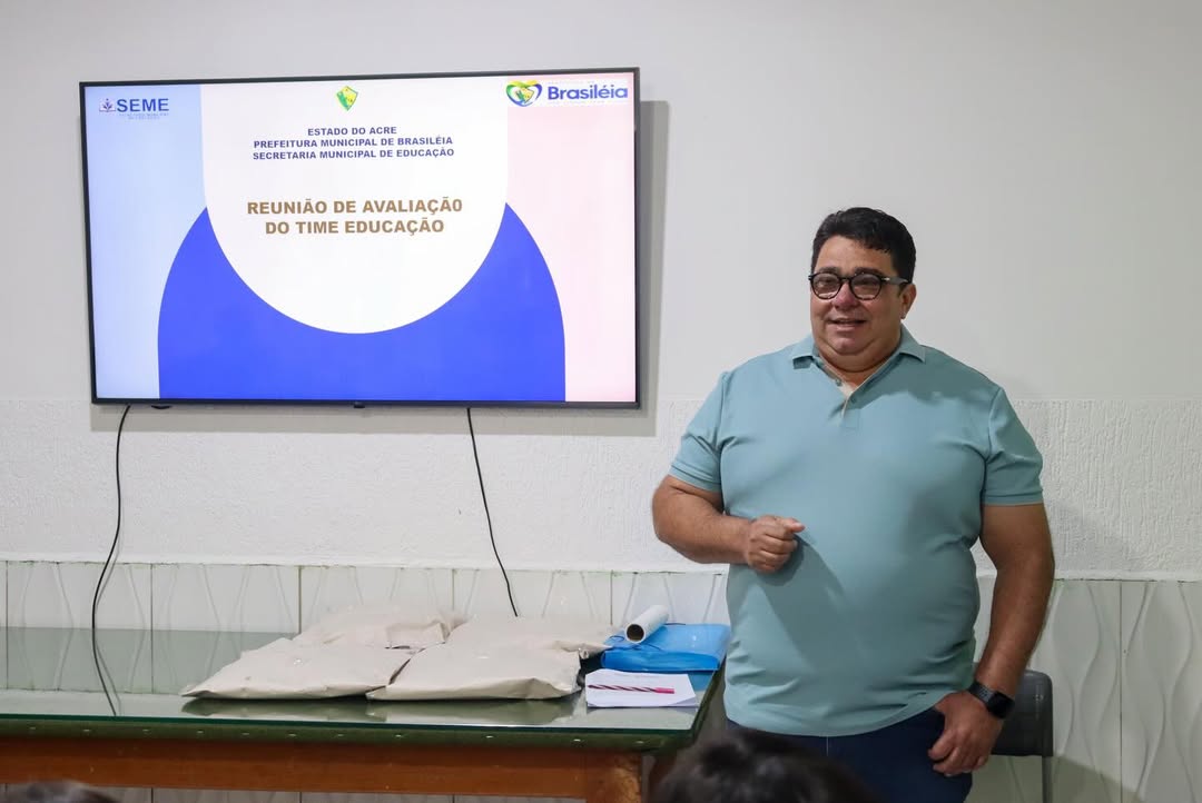 <strong>Prefeito Carlinhos do Pelado participa de reunião de avaliação da Educação e reforça compromisso com a qualidade do ensino</strong>