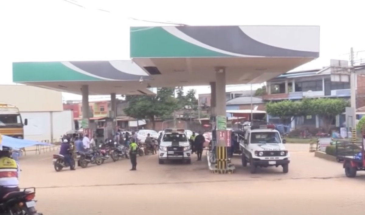 Crise no Combustível em Cobija: Motoristas Denunciam Qualidade Ruim Após Liberação para Estrangeiros