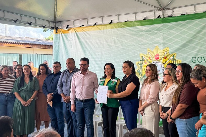 <strong>Prefeitura de Brasiléia recebe equipamentos agrícolas, veículos e cestas básicas em solenidade realizada em Rio Branco</strong>