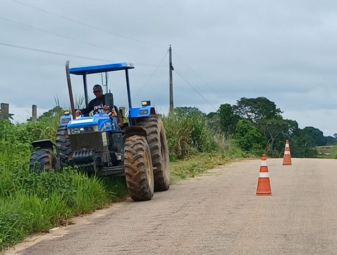 Prefeitura de Brasiléia intensifica roçagem no Ramal do Polo para ampliar segurança viária