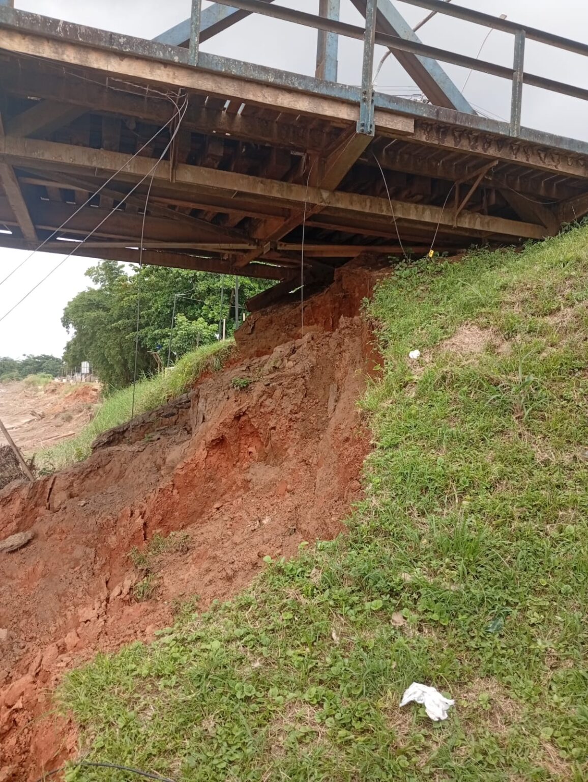 Erosões na Ponte José Augusto se agravam após forte enxurrada e aumentam risco entre Brasiléia e Epitaciolândia