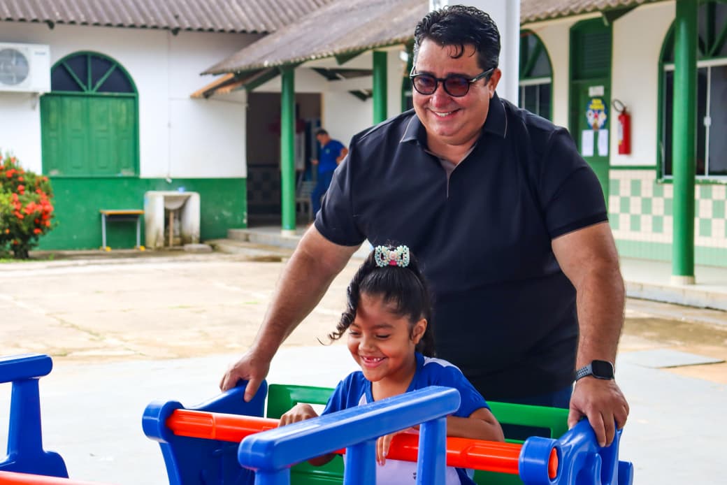 Prefeito Carlinhos do Pelado faz segunda de entrega de brinquedos pedagógicos e playgrounds para a educação infantil