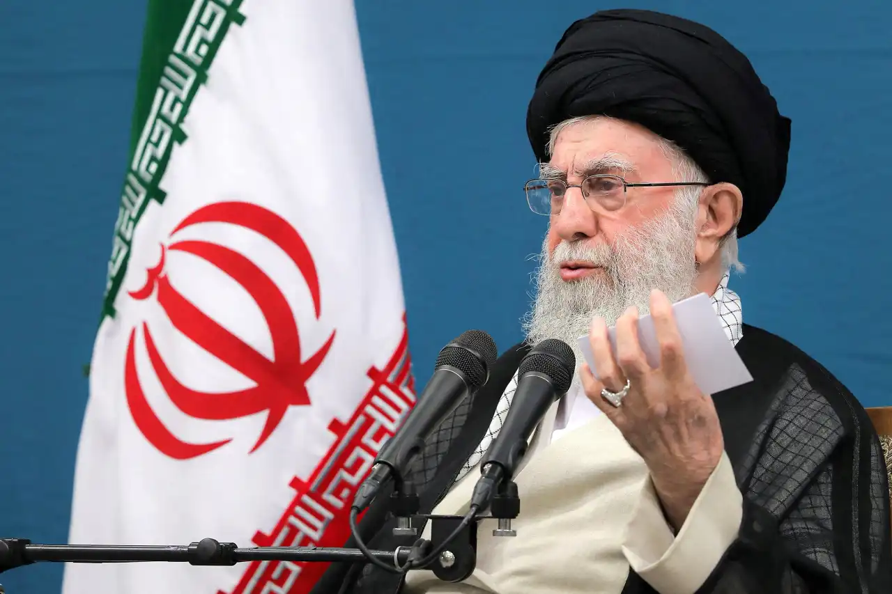 Com morte de Khamenei, Irã forma conselho de governo com aiatolá Arafi