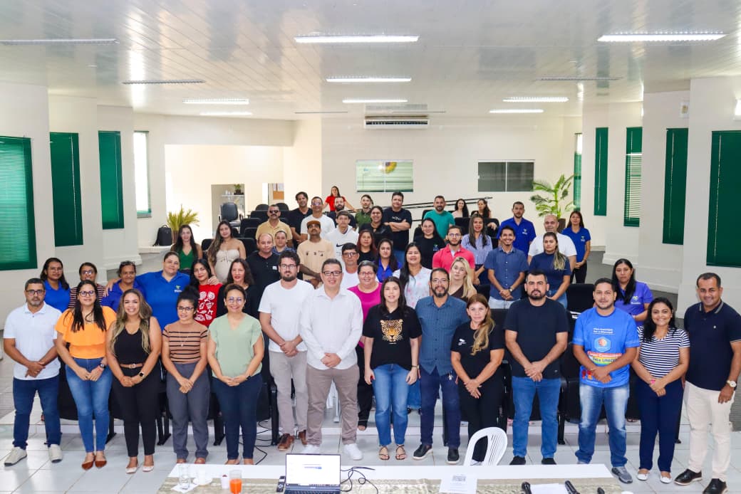 Prefeitura de Brasiléia capacita servidores sobre licitações, DFD e ETP