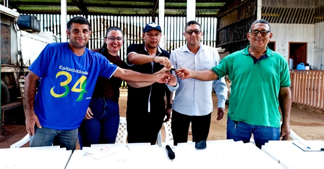 <strong>Prefeito Sérgio Mesquita entrega pá carregadeira em Epitaciolândia e marca primeiro ato de governo com reforço à infraestrutura</strong>