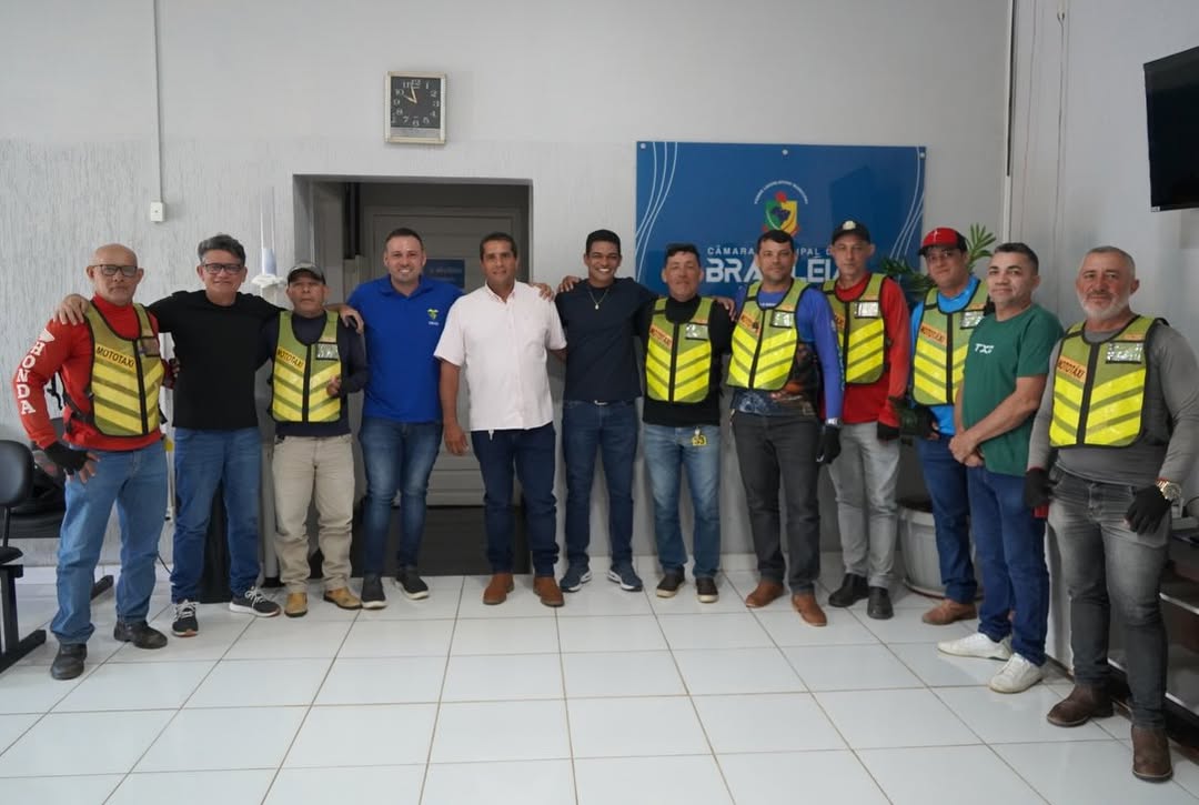 Câmara de Brasiléia recebe representantes dos mototaxistas para discutir melhorias no setor