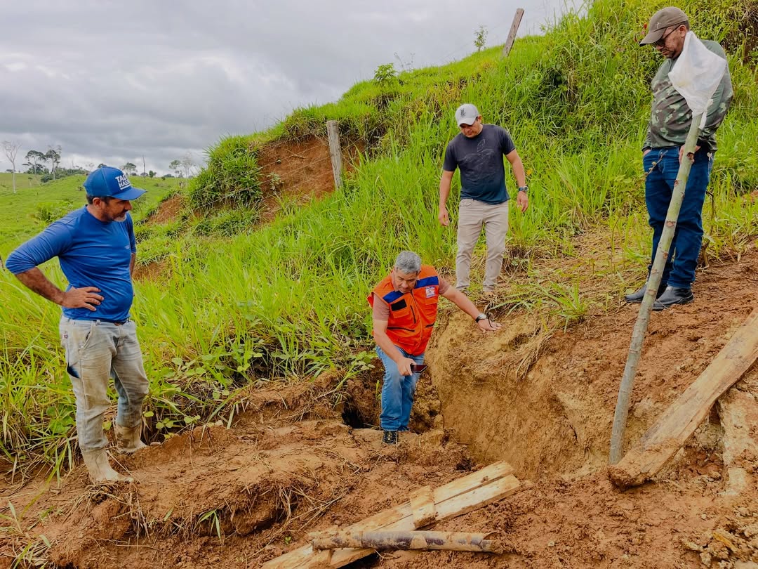 Rachaduras de grandes proporções preocupam moradores na zona rural de Brasiléia e mobiliza Defesa Civil Municipal