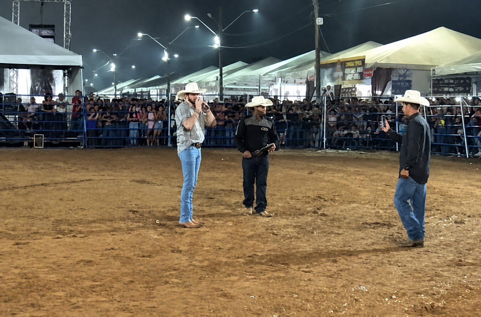 <strong>LOUBET SURPREENDE E “VIRA LOCUTOR” EM RODEIO DURANTE CIRCUITO COUNTRY EM EPITACIOLÂNDIA</strong>