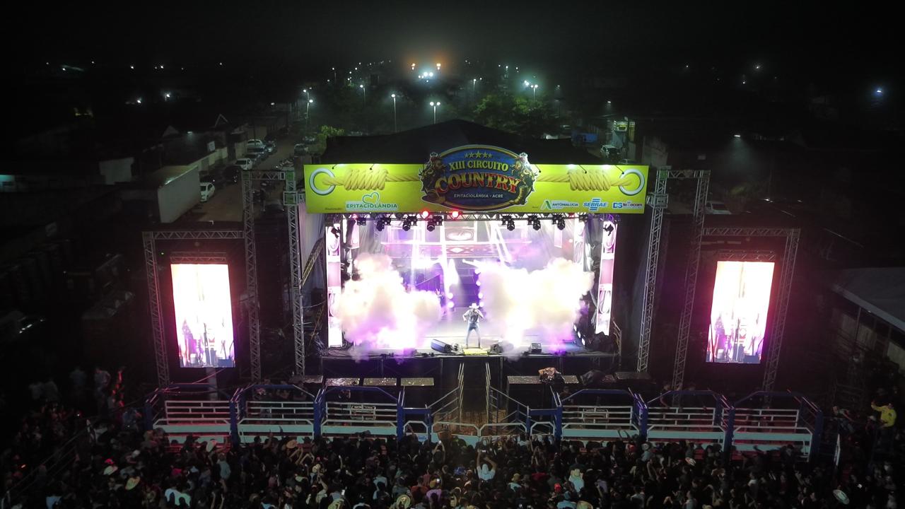 <strong>Terceira noite do XIII Circuito Country reúne multidão e encanta público com rodeio e show de Loubet</strong>