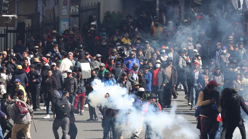Bolívia amplia poder presidencial em meio à crise e protestos nas ruas