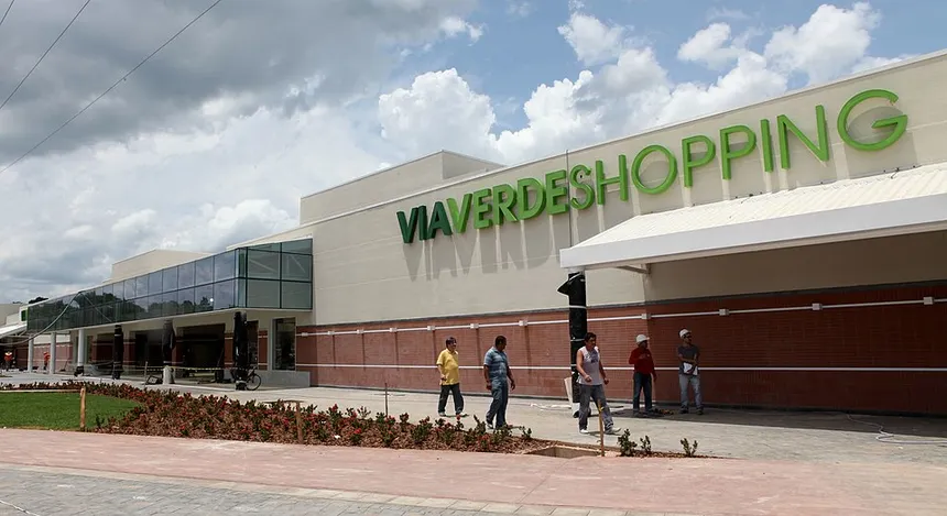 Tensão no Via Verde Shopping: Lojistas protestam contra novo horário de funcionamento aos domingos
