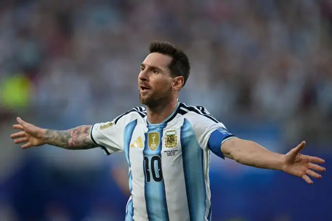 Messi brilha com hat-trick histórico em estreia triunfal da Argentina
