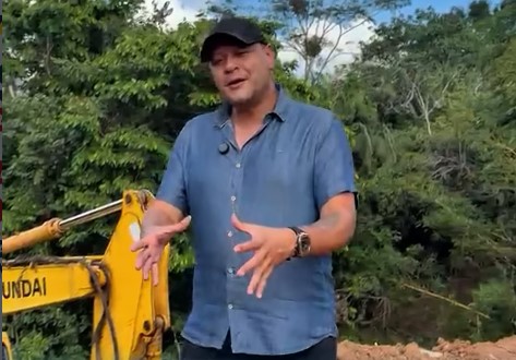 Prefeito Sérgio Mesquita acompanha obra de contenção para evitar avanço de erosão em Epitaciolândia