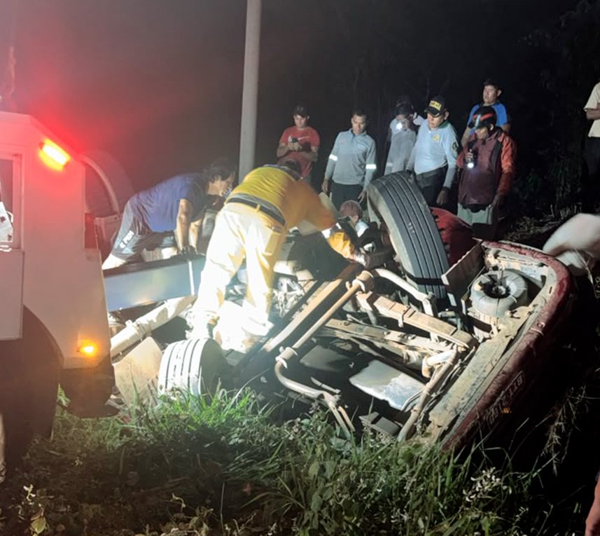 <strong>Caminhão com casal de brasileiros capota após atingir boi em rodovia no Peru e mobiliza equipes de resgate</strong>