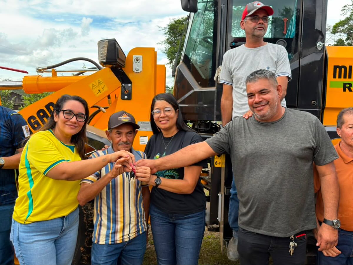 <strong>Máquina é cedida à Associação Amorprelândia para impulsionar desenvolvimento da zona rural de Epitaciolândia</strong>