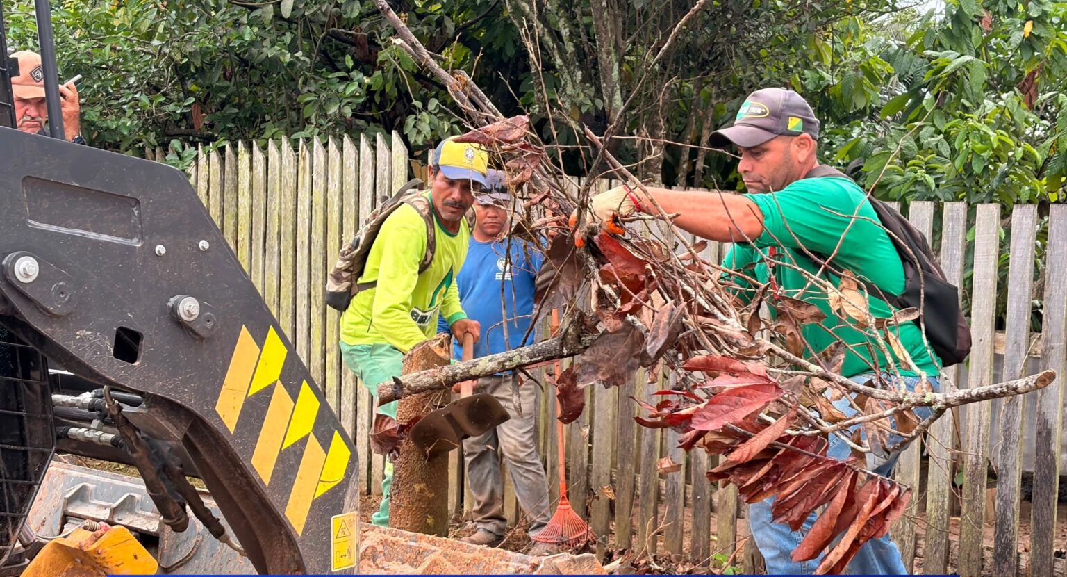 Prefeitura intensifica limpeza e retirada de entulhos no bairro Leonardo Barbosa