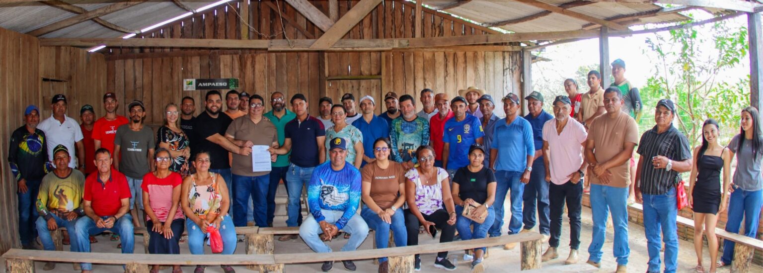 Entrega de trator agrícola à Associação AMPAESQ no Km 84