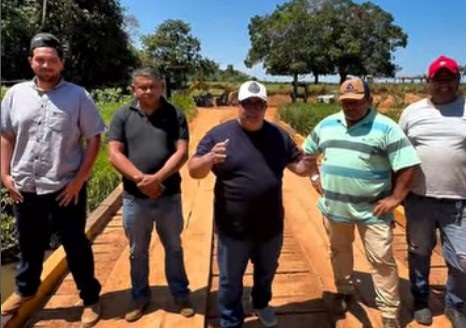 Prefeito Carlinhos do Pelado acompanha preparação de trecho para pavimentação no Km 19