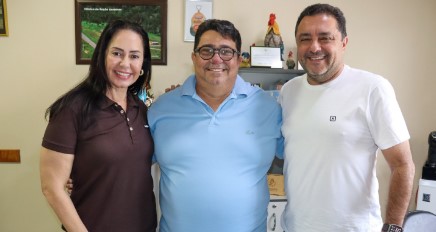 Carlinhos do Pelado visita AcreAves e fortalece diálogo com o setor produtivo de Brasiléia