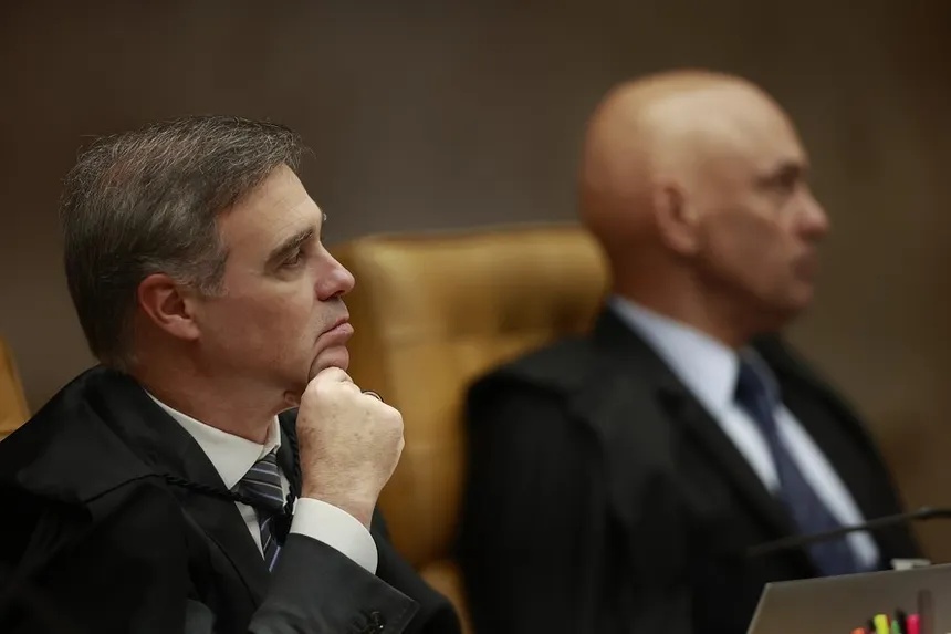 Clima de tensão no STF: Moraes e André Mendonça teriam protagonizado forte discussão em gabinete