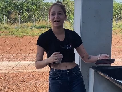 “Quem vê close não vê corre”: Marília Tavares mostra perrengues nos bastidores após show em Assis Brasil