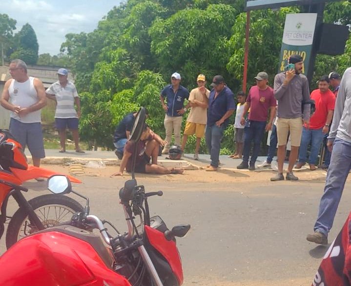 Ponte José Augusto vira cenário de grave acidente: motociclista desvia de veículos, choca-se contra viga metálica e sofre fraturas severas com risco de amputação.