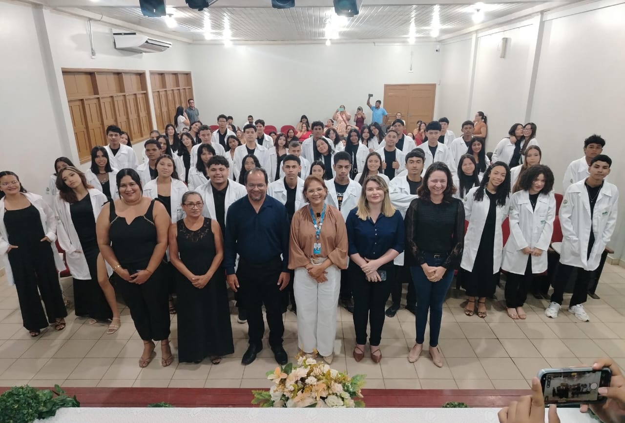 Cerimônia do Jaleco marca nova etapa na formação de estudantes do Curso Técnico de Enfermagem da Escola KJK em Brasiléia