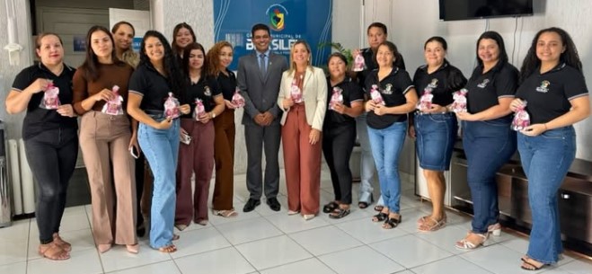 Outubro Rosa: presidente da Câmara de Brasiléia, Marquinho Tibúrcio, realiza homenagem às mulheres com entrega de lembrancinhas