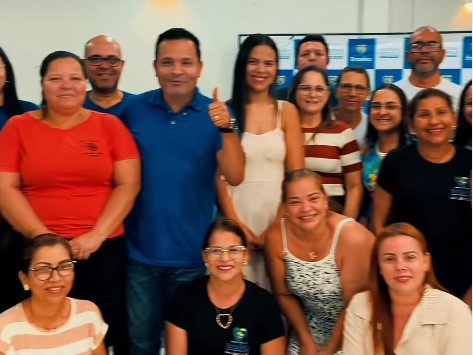 Deputado Tadeu Hassem homenageia professores, destaca orgulho de ser filho de educadora e reafirma compromisso com a educação de Brasiléia
