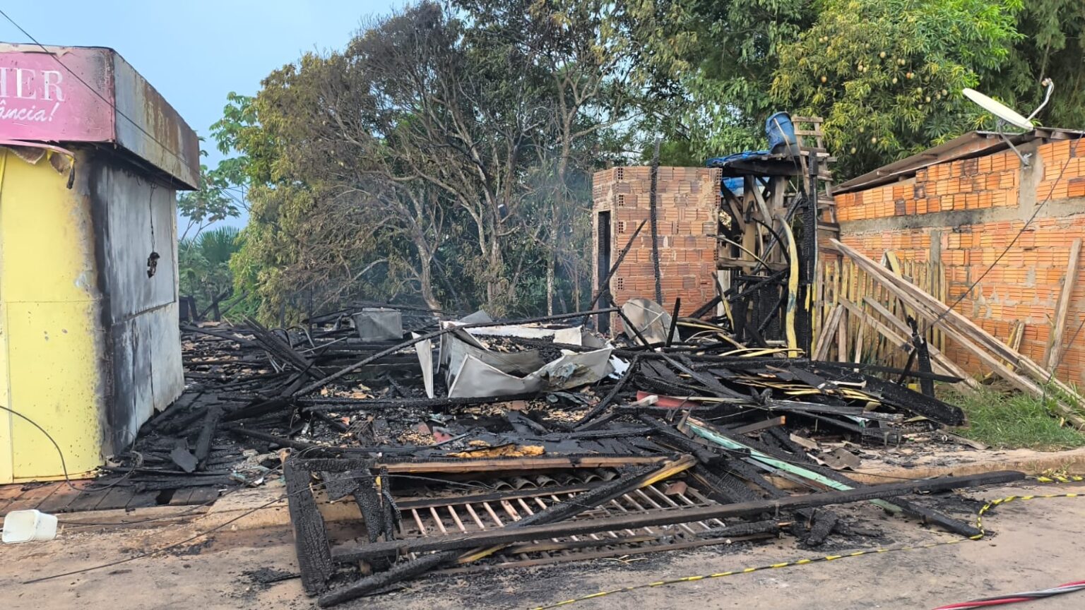 Incêndio de grandes proporções destrói mercearia em Epitaciolândia e mobiliza Corpo de Bombeiros