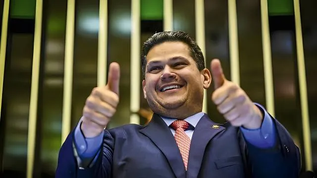 <strong>Alcolumbre articula anistia a Bolsonaro em troca de apoio para reeleição no Senado</strong>